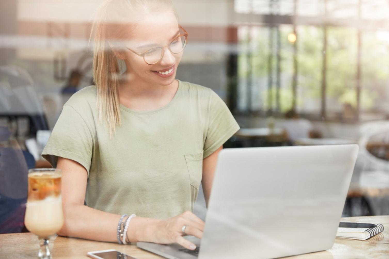 Salle de formation avec équipements réseau professionnels